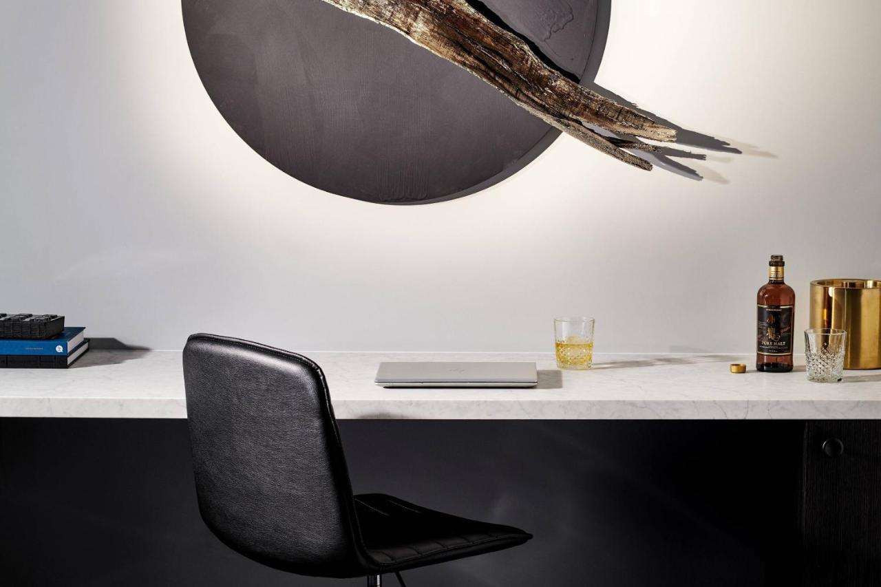 ミッドナイト ホテル オートグラフ コレクション キャンベラ エクステリア 写真 The "Moon" pendant light