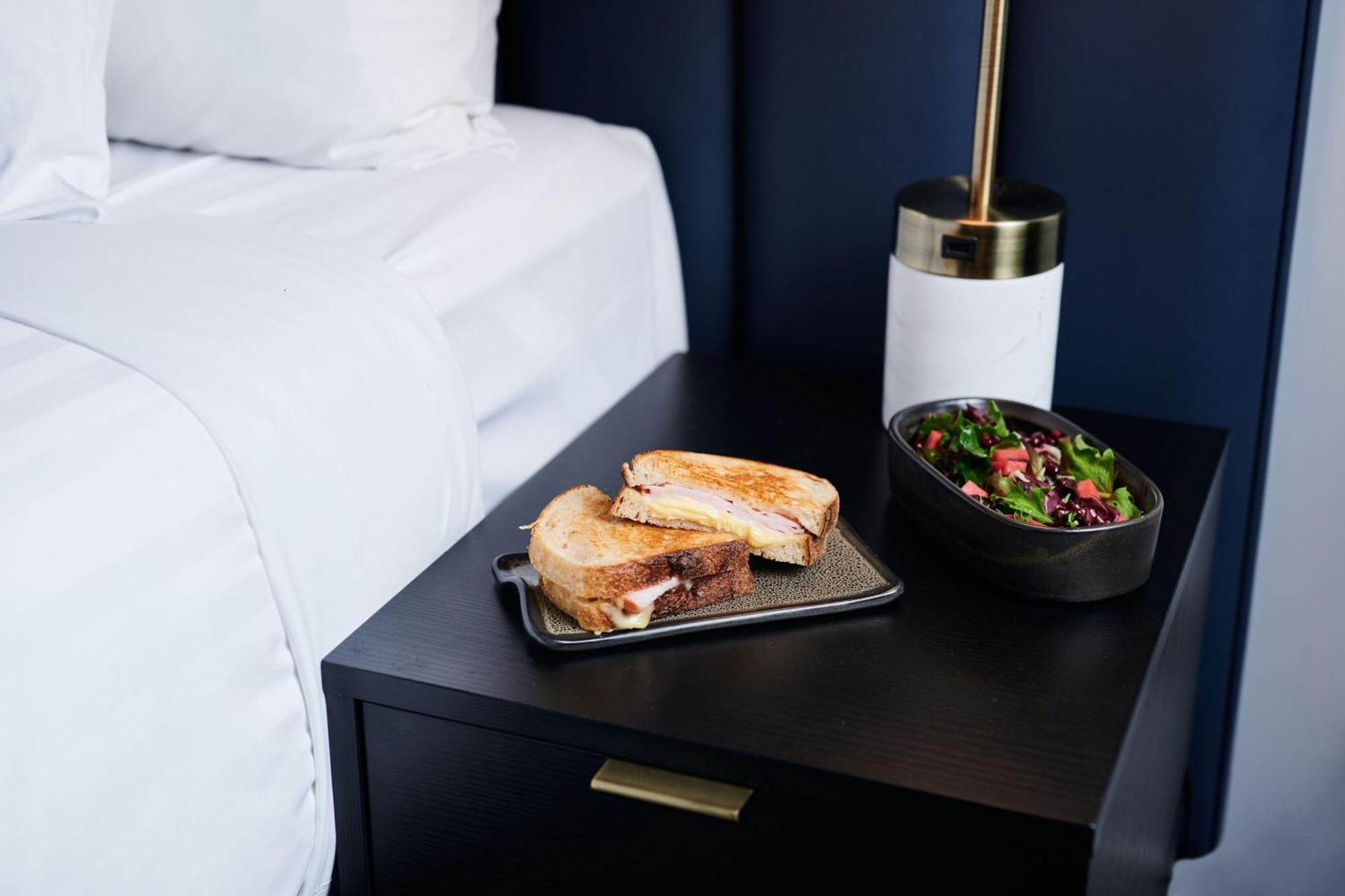 ミッドナイト ホテル オートグラフ コレクション キャンベラ エクステリア 写真 Room service at the London West Hollywood
