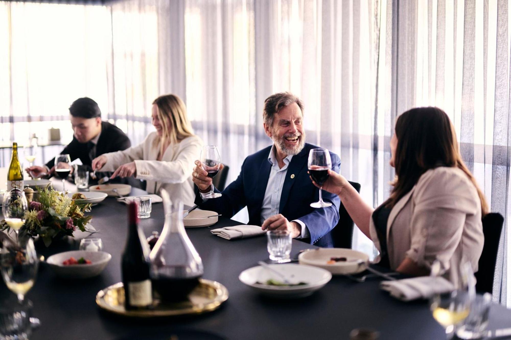 ミッドナイト ホテル オートグラフ コレクション キャンベラ エクステリア 写真 A wine tasting at the Wine & Spirit Education Trust