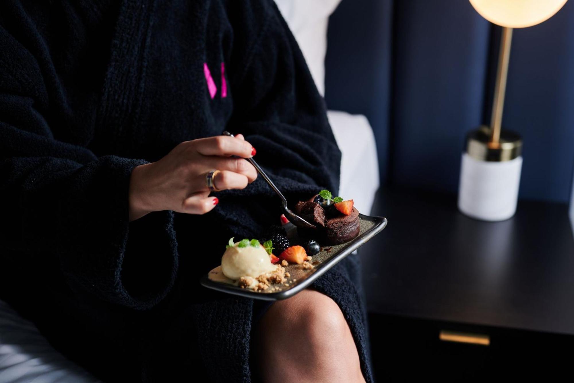 ミッドナイト ホテル オートグラフ コレクション キャンベラ エクステリア 写真 A woman wearing a bathrobe