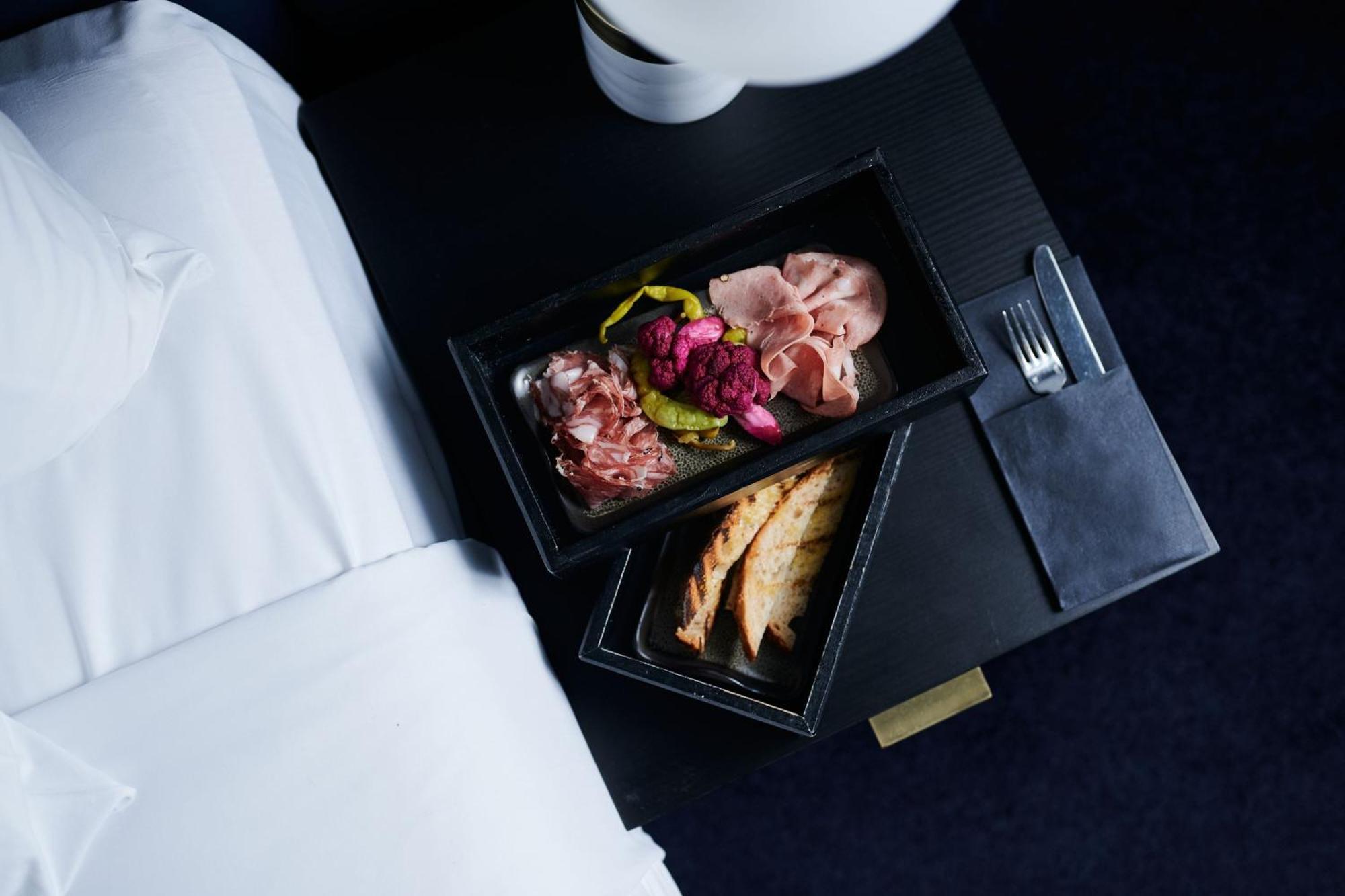 ミッドナイト ホテル オートグラフ コレクション キャンベラ エクステリア 写真 A first-class meal on board a Lufthansa plane