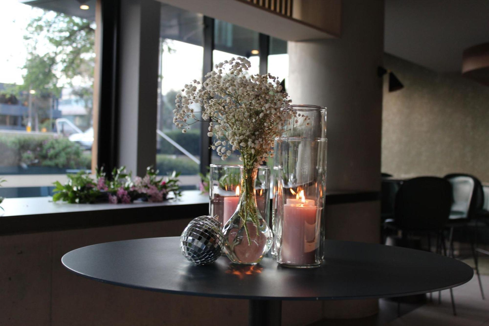 ミッドナイト ホテル オートグラフ コレクション キャンベラ エクステリア 写真 A table with a centerpiece
