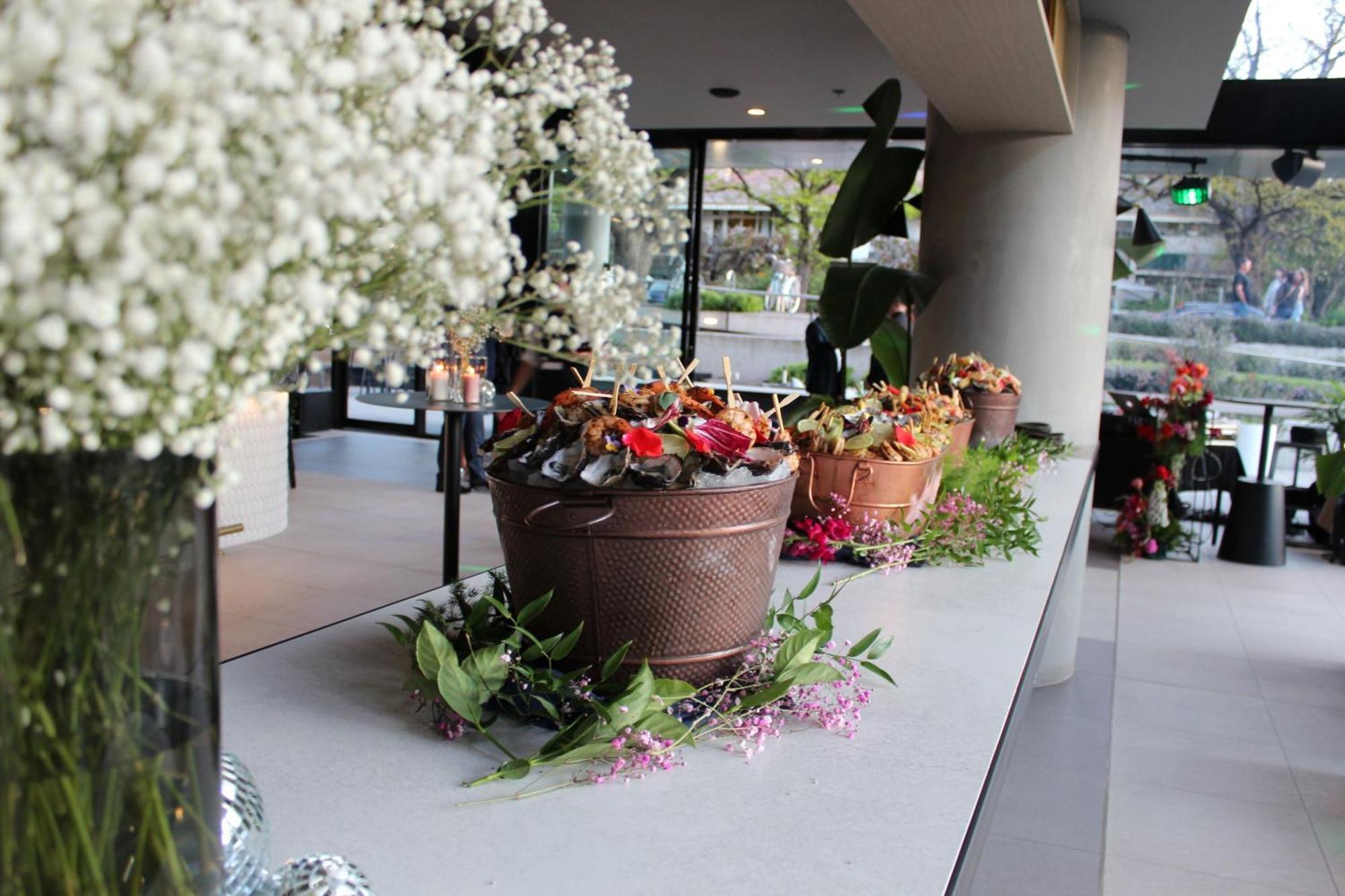 ミッドナイト ホテル オートグラフ コレクション キャンベラ エクステリア 写真 Flower arrangement at the entrance of the hotel
