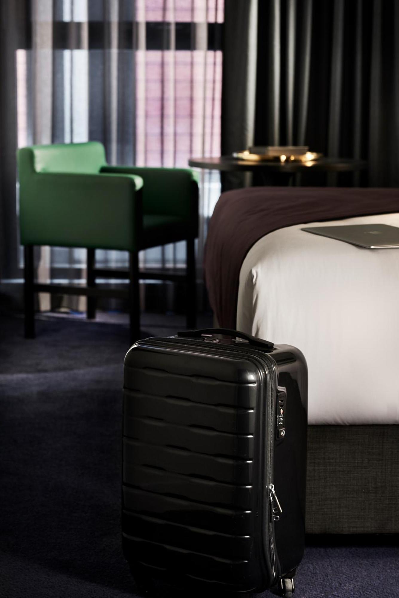 ミッドナイト ホテル オートグラフ コレクション キャンベラ エクステリア 写真 A suitcase