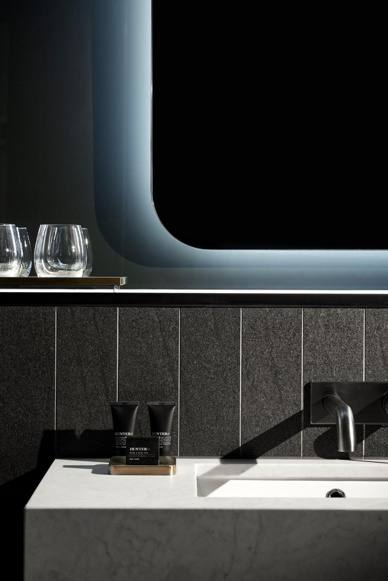 ミッドナイト ホテル オートグラフ コレクション キャンベラ エクステリア 写真 A kitchen with a black granite countertop