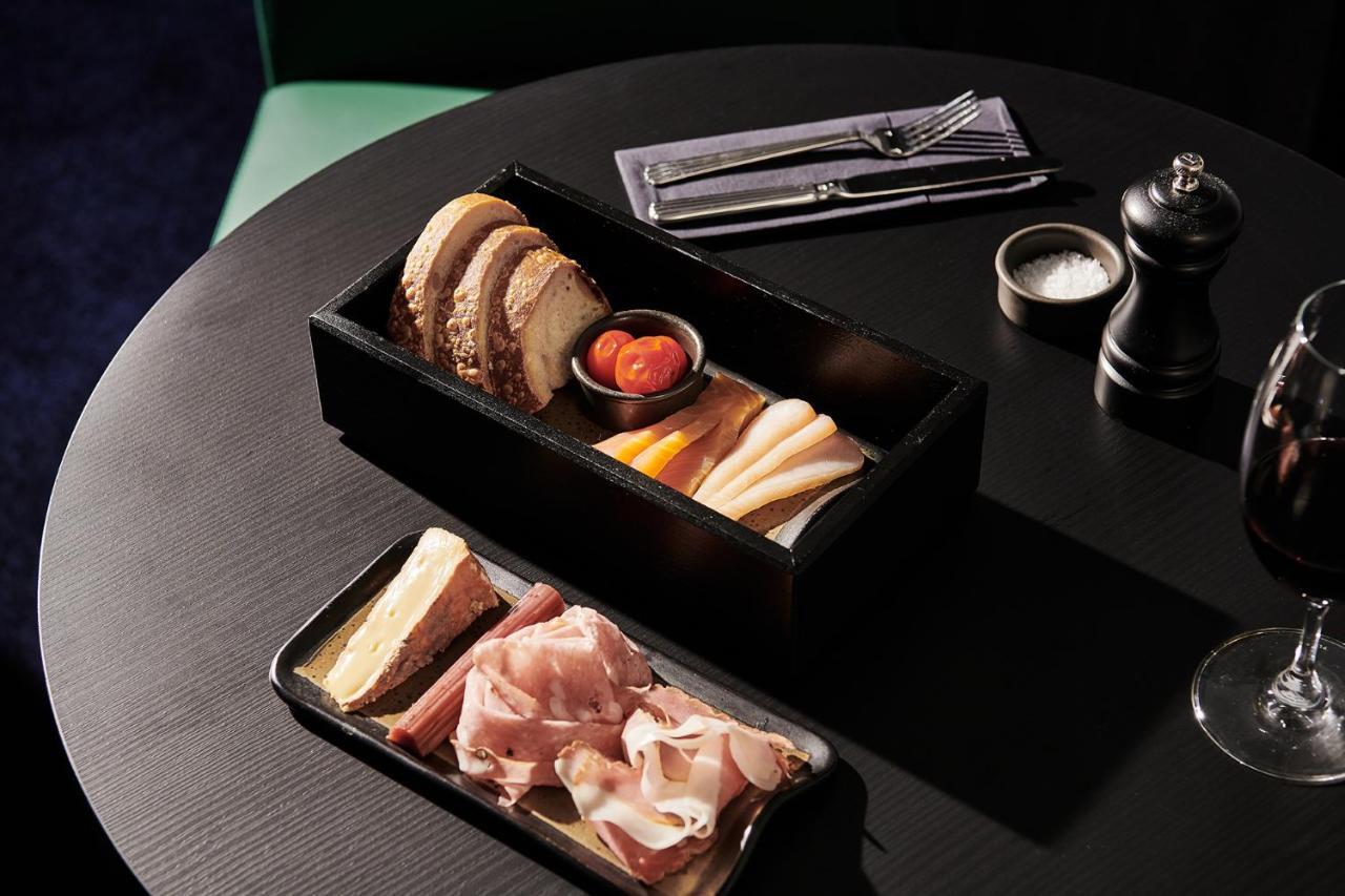 ミッドナイト ホテル オートグラフ コレクション キャンベラ エクステリア 写真 A selection of cured meats and cheeses