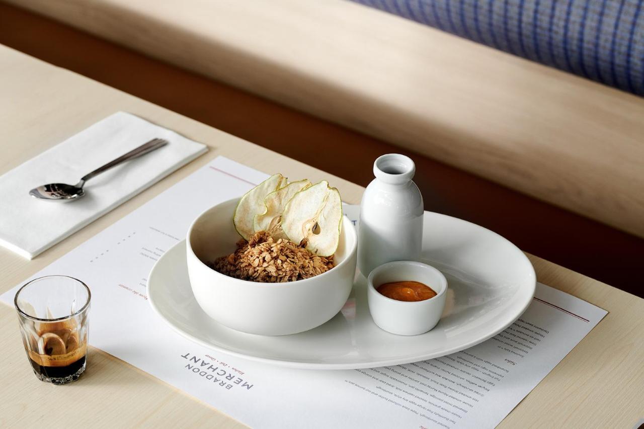 ミッドナイト ホテル オートグラフ コレクション キャンベラ エクステリア 写真 A bowl of granola with milk and honey